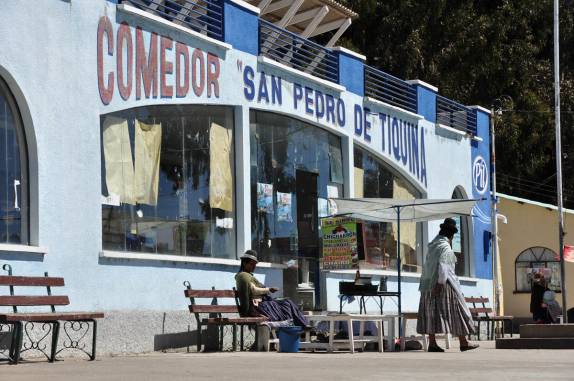 Restaurante ao lado da balsa para atravessar o lago Titicaca, na Bolívia